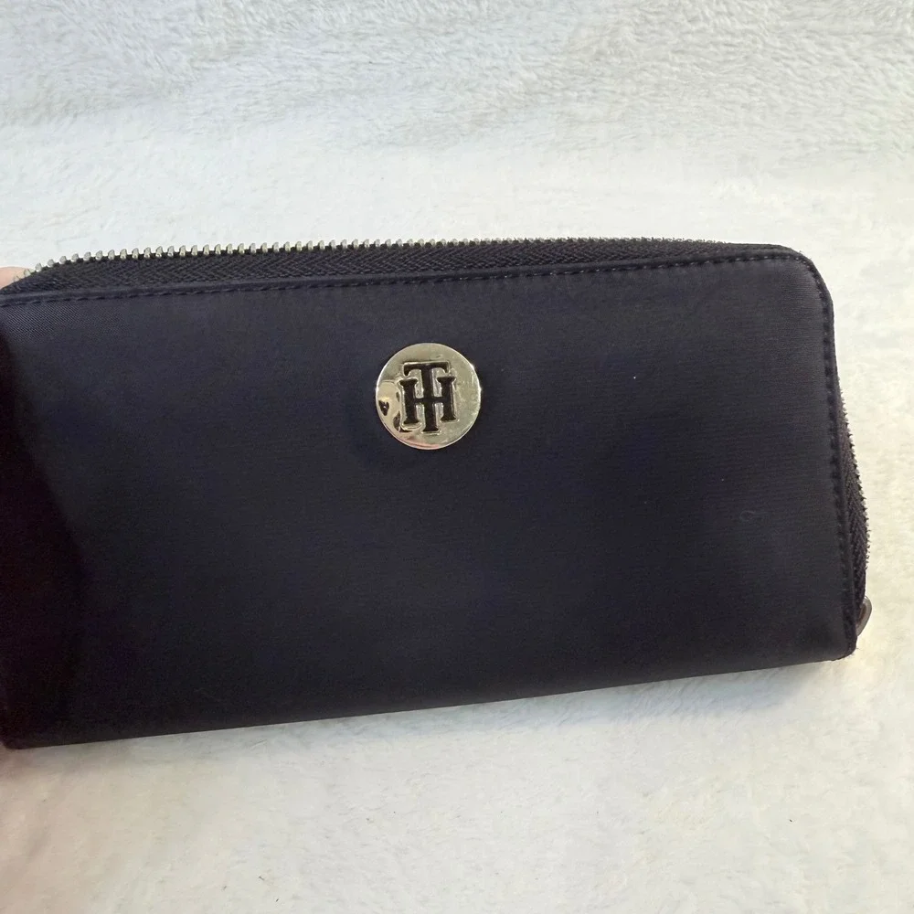Tommy Hilfiger Zip Around Wallet Womens OS Black Excellent Nylon Gold Logo